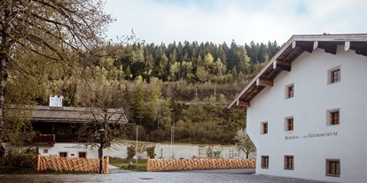 Ausflug mit Kindern - Ausflugsziel ist: ein Museum - PLZ 5660 (Österreich) - Das mittelalterliche Bergbaudorf Hütten mit dem Gewerkenhaus (links) und dem Thurnhaus (rechts), die das Bergbau- und Gotikmuseum Leogang bilden. - Bergbau- und Gotikmuseum Leogang