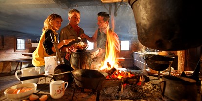 Ausflug mit Kindern - Wollsdorf - Peter Almer beim Häfennigl kochen in der Rauchstube. - Heimatmuseum Rauchstube Anger