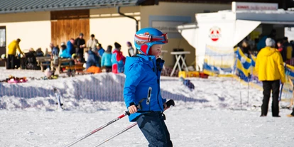 Trip with children - Ausflugsziel ist: ein Skigebiet - Berg im Attergau - Gemütlicher Ski-Ausflug mit Kids