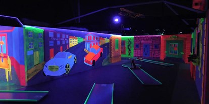 Ausflug mit Kindern - Parkmöglichkeiten - Zell im Wiesental - Schwarzlicht Minigolf in Freizeitpark