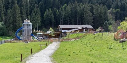 Ausflug mit Kindern - barrierefrei - Fügen - Unser Schau-Bauernhof mit Spielplatz. - Erlebnissennerei Zillertal