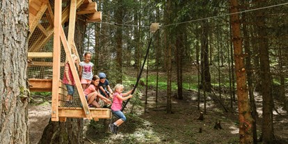 Ausflug mit Kindern - erreichbar mit: Auto - Schönberg im Stubaital - Baumhausweg - Spielen und Entdecken in luftiger Höhe!