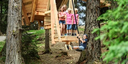 Ausflug mit Kindern - Kinderwagen: großteils geeignet - Stubaital - Baumhausweg - Spielen und Entdecken in luftiger Höhe!