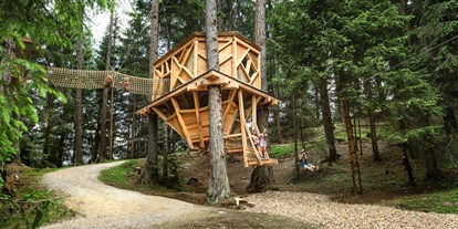 Ausflug mit Kindern - Umgebungsschwerpunkt: Wald - PLZ 6075 (Österreich) - Baumhausweg - Spielen und Entdecken in luftiger Höhe!