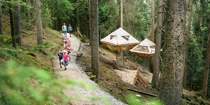 Ausflug mit Kindern - Ausflugsziel ist: eine Wanderung - PLZ 6075 (Österreich) - Baumhausweg - Spielen und Entdecken in luftiger Höhe!