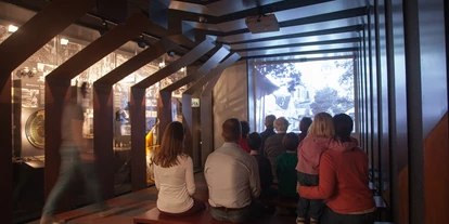 Ausflug mit Kindern - barrierefrei - Roßhaupten - In einem kleinen Kino thematisieren Filme das 20. Jahrhundert in Kaufbeuren.
Foto: Stadtmuseum Kaufbeuren / Melanie Gotschke - Stadtmuseum Kaufbeuren