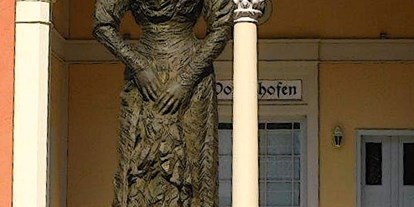 Ausflug mit Kindern - erreichbar mit: Schiff - München - Sisi Bronzestatue vor dem Kaiserin Elisabeth Museum in Possenhofen - Kaiserin Elisabeth Museum