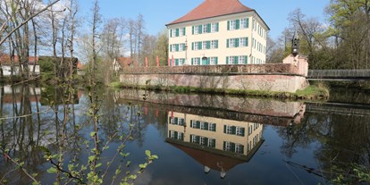 Ausflug mit Kindern - PLZ 86456 (Deutschland) - Das Wasserschloss Unterwittelsbach bei Aichach, im Volksmund "Sisi-Schloss" genannt. Es gehörte einst dem Vater der späteren österreichischen Kaiserin, Herzog Max in Bayern.  - Wasserschloss Unterwittelsbach 