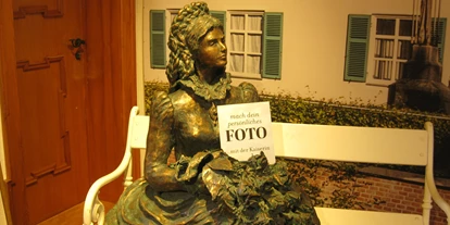 Viaggio con bambini - Karlshuld - Bronzefigur von Kaiserin Elisabeth. Besucher können sich mit ihr fotografieren lassen.  - Wasserschloss Unterwittelsbach 