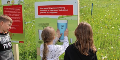 Ausflug mit Kindern - erreichbar mit: Bahn - Schweiz - Erlebnisweg "Lea und Ben bei den Mutterkühen" in Lenzburg (AG)