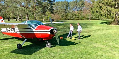 Ausflug mit Kindern - Sportanlage: Minigolfplatz - Flugzeug als Hindernis - Fussballgolf - Kickgolf in Soltau