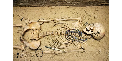 Ausflug mit Kindern - Neumarkt im Mühlkreis - Im Museum Nachbildung eines Skeletts aus einem Mädchengrab, gefunden in Auhof bei Perg. - Heimathaus-Stadtmuseum Perg