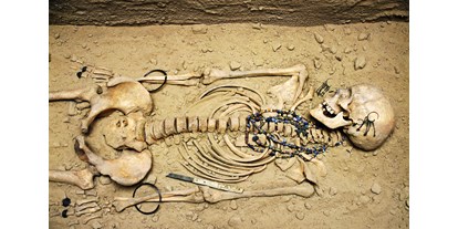 Ausflug mit Kindern - Untermaseldorf - Im Museum Nachbildung eines Skeletts aus einem Mädchengrab, gefunden in Auhof bei Perg. - Heimathaus-Stadtmuseum Perg