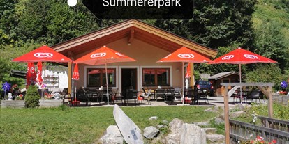 Ausflug mit Kindern - Ausflugsziel ist: ein Spielplatz - Mühlbach am Hochkönig - Spiel, Spaß, Wasser und eine gemütliche Terrasse mit Bergblick - Wasserspielplatz Summererpark