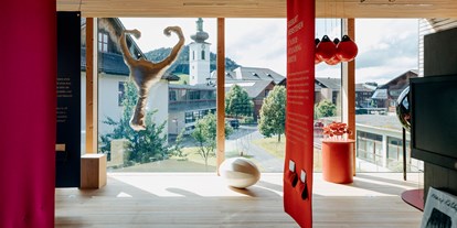 Ausflug mit Kindern - Parkmöglichkeiten - Oberstdorf - Ausstellung "geburtskultur. vom gebären und geboren werden" (2020/21) © Frauenmuseum Hittisau / Angela Lamprecht - Frauenmuseum Hittisau