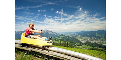 Ausflug mit Kindern - Parkmöglichkeiten - PLZ 5422 (Österreich) - Bist du bereit für den Adrenalinkick? Rausche mit der Sommerrodelbahn Dürrnberg auf unglaublichen 2,2 km Länge ins Tal und erlebe ein unvergessliches Abenteuer! Gewagte Kurven, steile Passagen und ein gigantischer Ausblick auf ein eindrucksvolles Bergpanorama lassen dein Herz schnell höher schlagen. Keine Sorge – individuell steuerbares Tempo und maximale Sicherheitsvorkehrungen garantieren dabei Spaß und Action für die ganze Familie. Worauf wartest du also noch? Schnapp dir deine Sommerrodel, lass deinen Blick über das Salzachtal und die Stadt Hallein schweifen – und rocke den Dürrnberg! - Zinkenlifte Bad Dürrnberg / Hallein