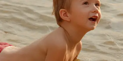 Ausflug mit Kindern - Themenschwerpunkt: Schwimmen - Kössen - Symbolbild für Ausflugsziel Badesee Hechtsee. Keine korrekte oder ähnlich Darstellung! - Badesee Hechtsee