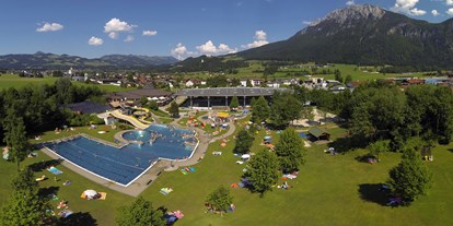 Ausflug mit Kindern - Themenschwerpunkt: Eislaufen - Grassau (Landkreis Traunstein) - Luftaufnahme - Erlebnis-Freizeitpark „Hallo du“