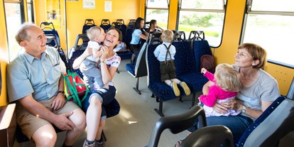 Ausflug mit Kindern - Ausflugsziel ist: eine kulturelle Einrichtung - Der Fahrgastraum des Zuges. - Gleichenberger Bahn