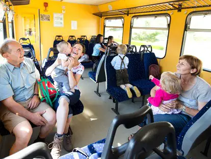 Ausflug mit Kindern - Ausflugsziel ist: eine Bahn - Der Fahrgastraum des Zuges. - Gleichenberger Bahn