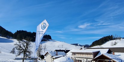 Ausflug mit Kindern - Witterung: Schnee - PLZ 3340 (Österreich) - Blick über das GH Jagersberger zu Lift 4 und 5 - Skigebiet und Bikepark Königsberg