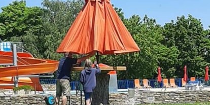 Ausflug mit Kindern - Ausflugsziel ist: ein Spielplatz - Messern - Viele Schirme stehen gratis zu Verfügung  - Erlebnis-Freibad Eggenburg 