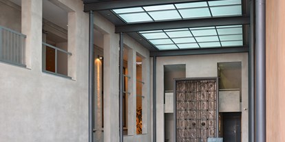 Ausflug mit Kindern - PLZ 86199 (Deutschland) - Die Glashalle des Museums mit dem ottonischen Bronzeportal des Augsburger Doms. - Diözesanmuseum St. Afra
