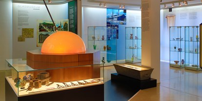 Ausflug mit Kindern - Umgebungsschwerpunkt: Stadt - Bayern - Blick ins Glasmuseum Waldkraiburg, Glasmacherwerkzeug. Hintergrund historische Glasobjekte - Glasmuseum Waldkraiburg