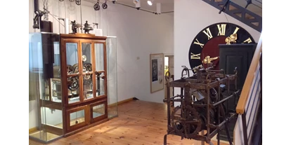 Voyage avec des enfants - Rötz (Cham) - Das Museum gliedert sich in mehrere Bereiche auf. z.B.  verkündet die aus dem Jahre 1889 stammende Kirchenturmuhr viertelstündlich die Uhrzeit.  Sie wurde in mühsamer Handarbeit restauriert und ist ist wieder voll funktionstüchtig. - Stadtmuseum Nittenau