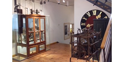 Ausflug mit Kindern - Schmidmühlen - Das Museum gliedert sich in mehrere Bereiche auf. z.B.  verkündet die aus dem Jahre 1889 stammende Kirchenturmuhr viertelstündlich die Uhrzeit.  Sie wurde in mühsamer Handarbeit restauriert und ist ist wieder voll funktionstüchtig. - Stadtmuseum Nittenau