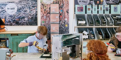 Ausflug mit Kindern - Umgebungsschwerpunkt: Stadt - Nürnberg - Computerrecycling-Station aus der Ausstellung "Schatzkammer Erde" - Kindermuseum Nürnberg