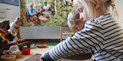 Ausflug mit Kindern - Witterung: Kälte - PLZ 91126 (Deutschland) - Kakao auf echten Reibsteinen reiben (Sonderausstellung "Kakao & Schokolade") - Kindermuseum Nürnberg