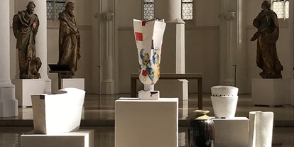 Ausflug mit Kindern - Themenschwerpunkt: Kunst - Altdorf (Landshut) - Einblick in die Ausstellung "Glücksscherben" 2022 - Heiliggeistkirche