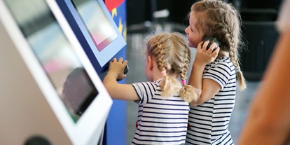 Trip with children - Bergland - Multi-Touch-Monitoren mit spannend aufbereiteten Informationen, kurzen Filmsequenzen und über das eine oder andere Quiz, kann auch über Gedächtnisspiele und Puzzles das eigene Wissen überprüft und spielerisch erweitert werden - Museum Ostarrichi