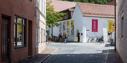 Trip with children - Ausflugsziel ist: ein Wahrzeichen - Bavaria - Eingang LANDSHUTmuseum - LANDSHUTmuseum