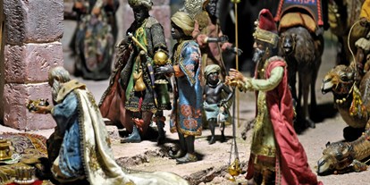 Ausflug mit Kindern - Themenschwerpunkt: Kunst - Deutschland - Besuch der Heiligen Drei Könige an der Krippe,  geschnitzt von Georg Anderl in München, um 1910 - Schwäbisches Krippenmuseum im Jesuitenkolleg