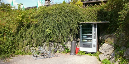 Ausflug mit Kindern - Themenschwerpunkt: Kunst - Sankt Leonhard (Grödig) - Getränkeautomat für durstige Wanderer - am Montag und Dienstag hat die Alm Ruhetag - Wanderung zur Wolfschwangalm