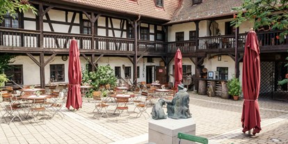 Ausflug mit Kindern - Witterung: Wind - Bayern - Innenhof mit Dockengalerie  - Deutsches Hirtenmuseum Hersbruck