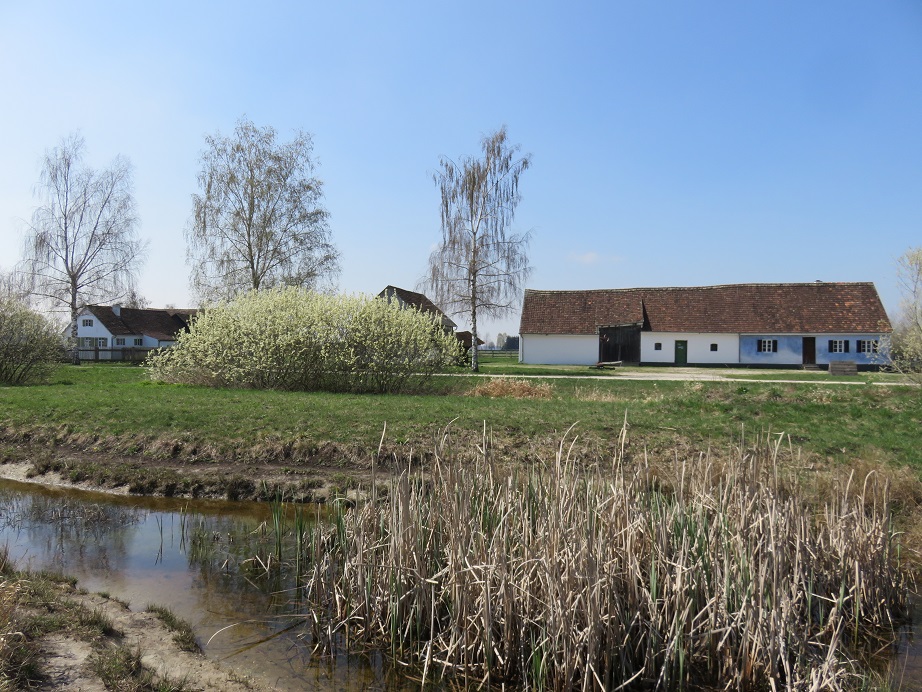 Ausflugsziel - Blick ins Freilichtmusem  - Haus im Moos