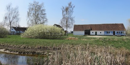 Ausflug mit Kindern - Witterung: Kälte - Holzheim (Landkreis Donau-Ries) - Blick ins Freilichtmusem  - Haus im Moos
