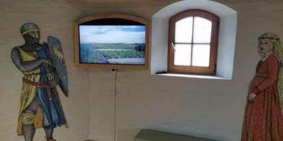 Ausflug mit Kindern - Langweid am Lech - Eine virtuelle Realrekonstrukltion ermöglicht eine "Ausblick" auf die Stammburg der Wittelsbacher in Oberwittelsbach.  - Wittelsbachermuseum