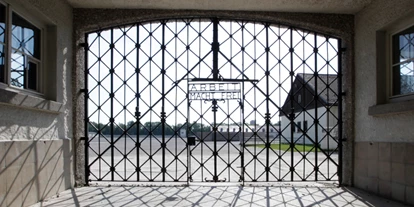 Trip with children - Grünwald (Landkreis München) - Symbolbild für Ausflugsziel KZ-Gedenkstätte Dachau. Keine korrekte oder ähnlich Darstellung! - KZ-Gedenkstätte Dachau