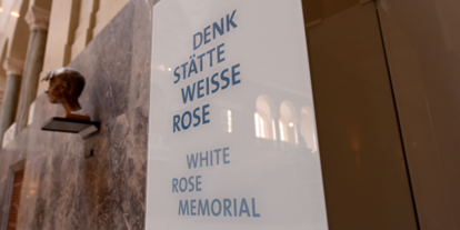 Ausflug mit Kindern - Witterung: Wind - Dachau - Eingangstafel der DenkStätte Weiße Rose am Lichthof der Ludwig-Maximilians-Universität München - DenkStätte Weiße Rose