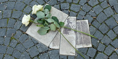 Viaggio con bambini - Pöcking - Bodendenkmal zur Weißen Rose vor dem Haupteingang der Ludwig-Maximilians-Universität  - DenkStätte Weiße Rose