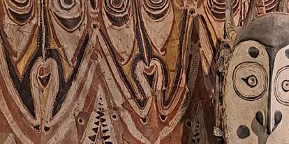 Ausflug mit Kindern - Alter der Kinder: über 10 Jahre - PLZ 91077 (Deutschland) - Verkleidungen eines Männerhauses und Rednerstuhl aus Papua Neuguinea  - Naturhistorisches Museum