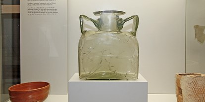 Ausflug mit Kindern - PLZ 86869 (Deutschland) - Römische Flasche für kostbare Flüssigkeiten. - Südschwäbisches Archäologie-Museum im Jesuitenkolleg