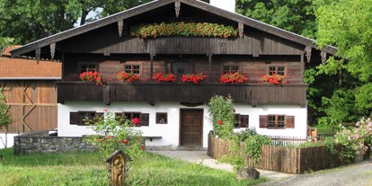 Ausflug mit Kindern - Witterung: Bewölkt - Region Chiemsee - Blick aufs Museum  - Bauernhausmuseum Rohrdorf im Achentaler Heimathaus