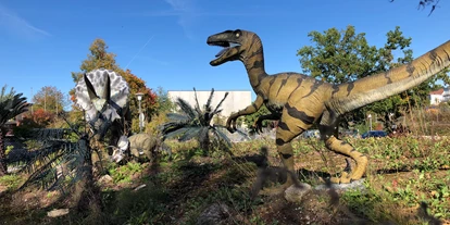 Trip with children - Witterung: Schönwetter - Bavaria - Urzeitmuseum Taufkirchen - Außenaufnahme. Triceratops frontal und Raptor  - Urzeitmuseum – Sammlung Kapustin