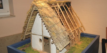 Ausflug mit Kindern - Pommersfelden - Modell eines Hauses aus der Frühlatènezeit (480 - 300 v. Chr.) - Museum für Archäologie und Gemeindegeschichte Gutenstetten