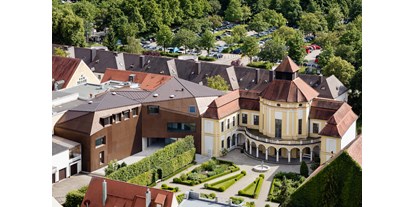 Ausflug mit Kindern - Parkmöglichkeiten - Oberbayern - Blick auf die Alte Anatomie mit Neubau und Arzneipflanzengarten - Deutsches Medizinhistorisches Museum